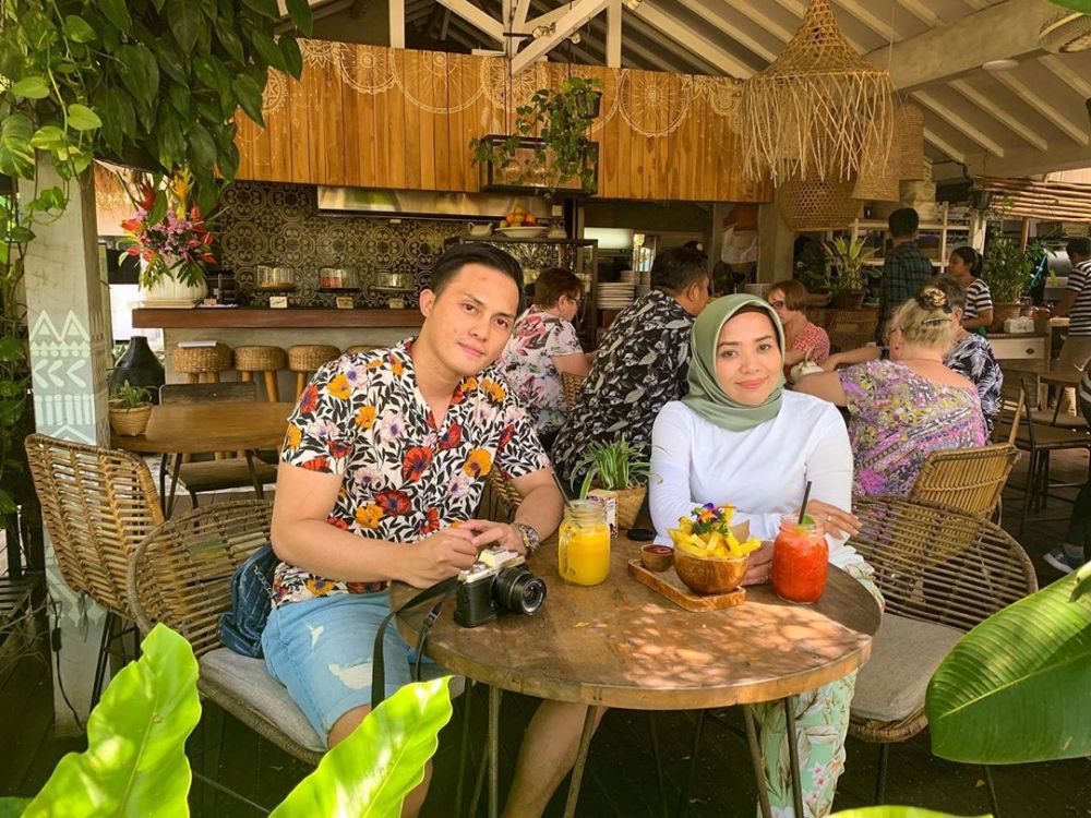 9 Potret liburan Muzdalifah & Fadel di Bali, lengket bak prangko