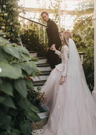 8 Momen pernikahan raja YouTuber Pewdiepie dan kekasihnya, romantis