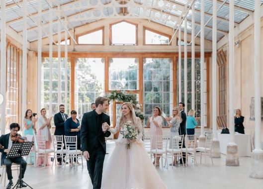 8 Momen pernikahan raja YouTuber Pewdiepie dan kekasihnya, romantis