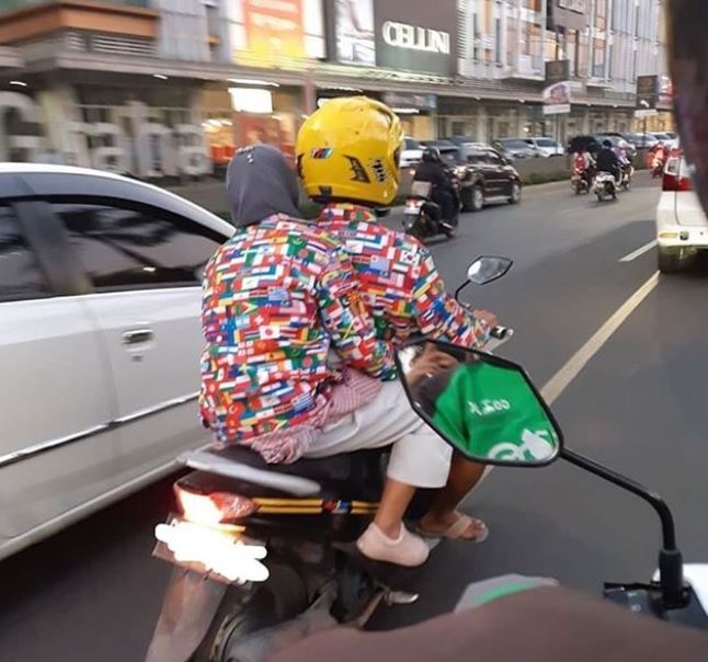 10 Momen orang pakai busana nyentrik ini bikin mikir dua kali