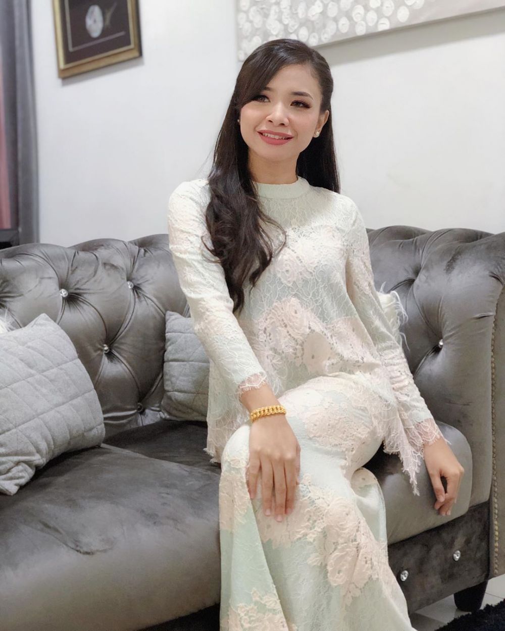7 Potret Shiha Zikir, penyanyi Malaysia yang disebut mirip Rossa