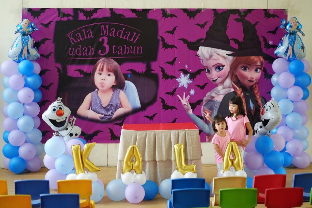 Inspirasi pesta ulang tahun 10 anak seleb bertema kartun, meriah