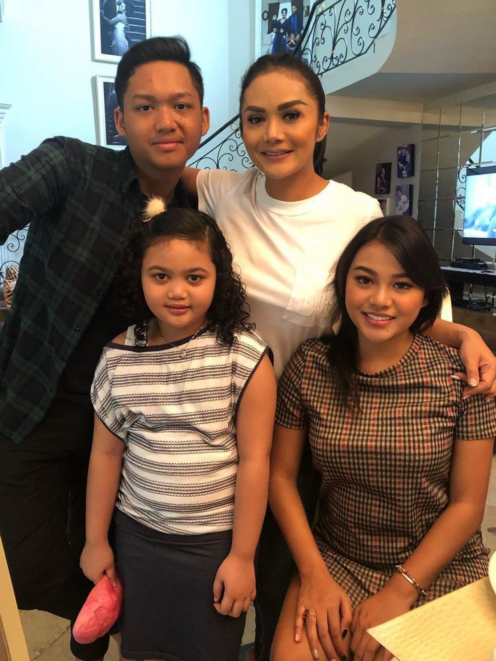 Kisah hidup 5 seleb lahirkan dan rawat anak dari suami berbeda