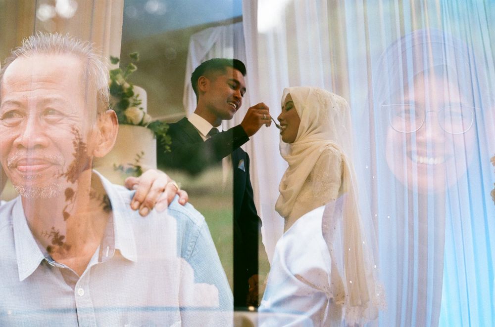 Film kamera rusak, hasil foto pernikahan ini malah jadi indah