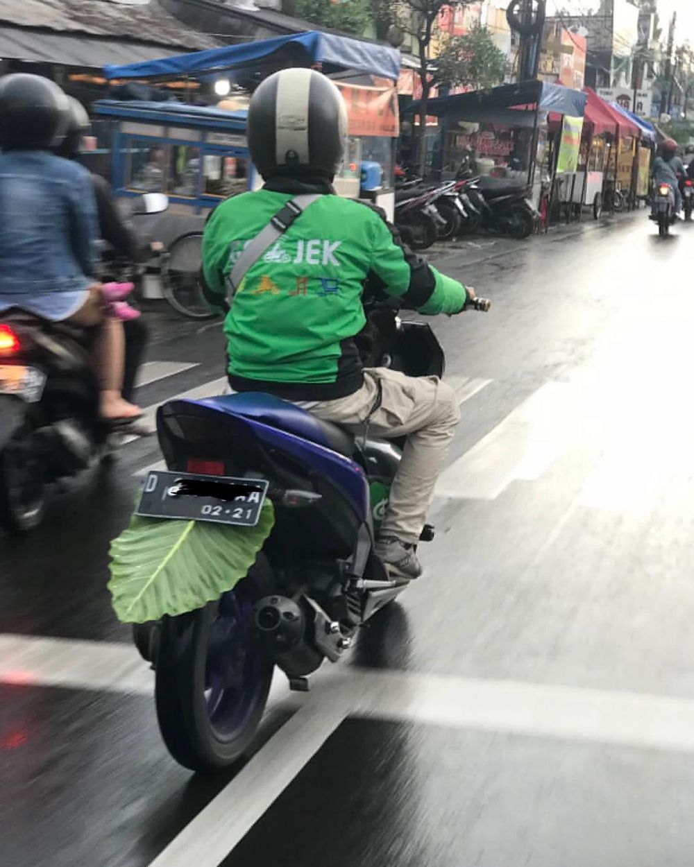 10 Tingkah lucu driver ojek online saat berkendara ini nyeleneh
