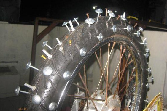 10 Momen apes saat ban kena paku, penampakannya bikin tepuk jidat