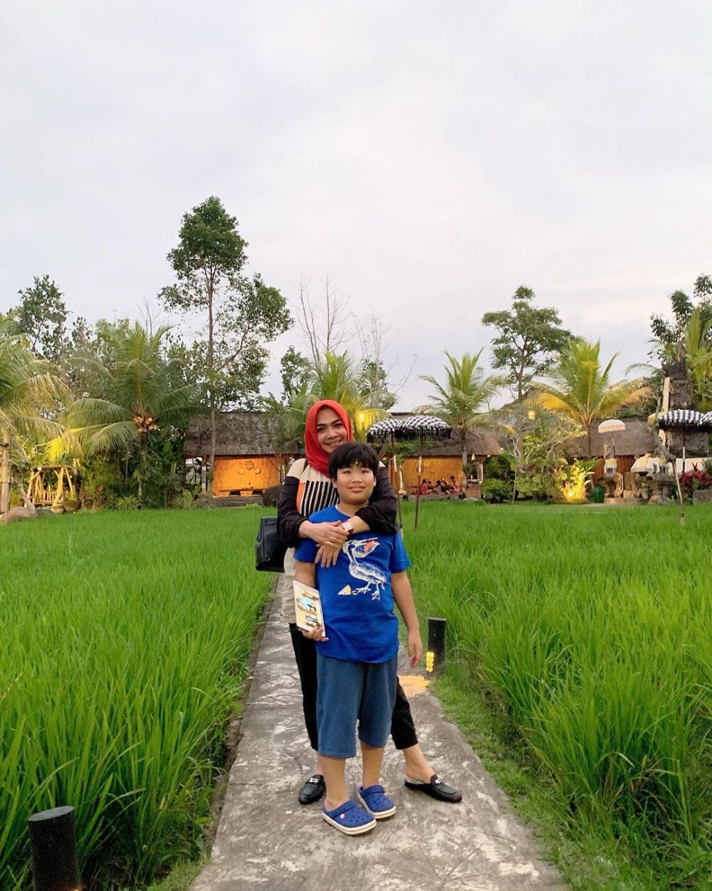 10 Momen kedekatan Rieta Amilia dan putra angkatnya, kompak abis