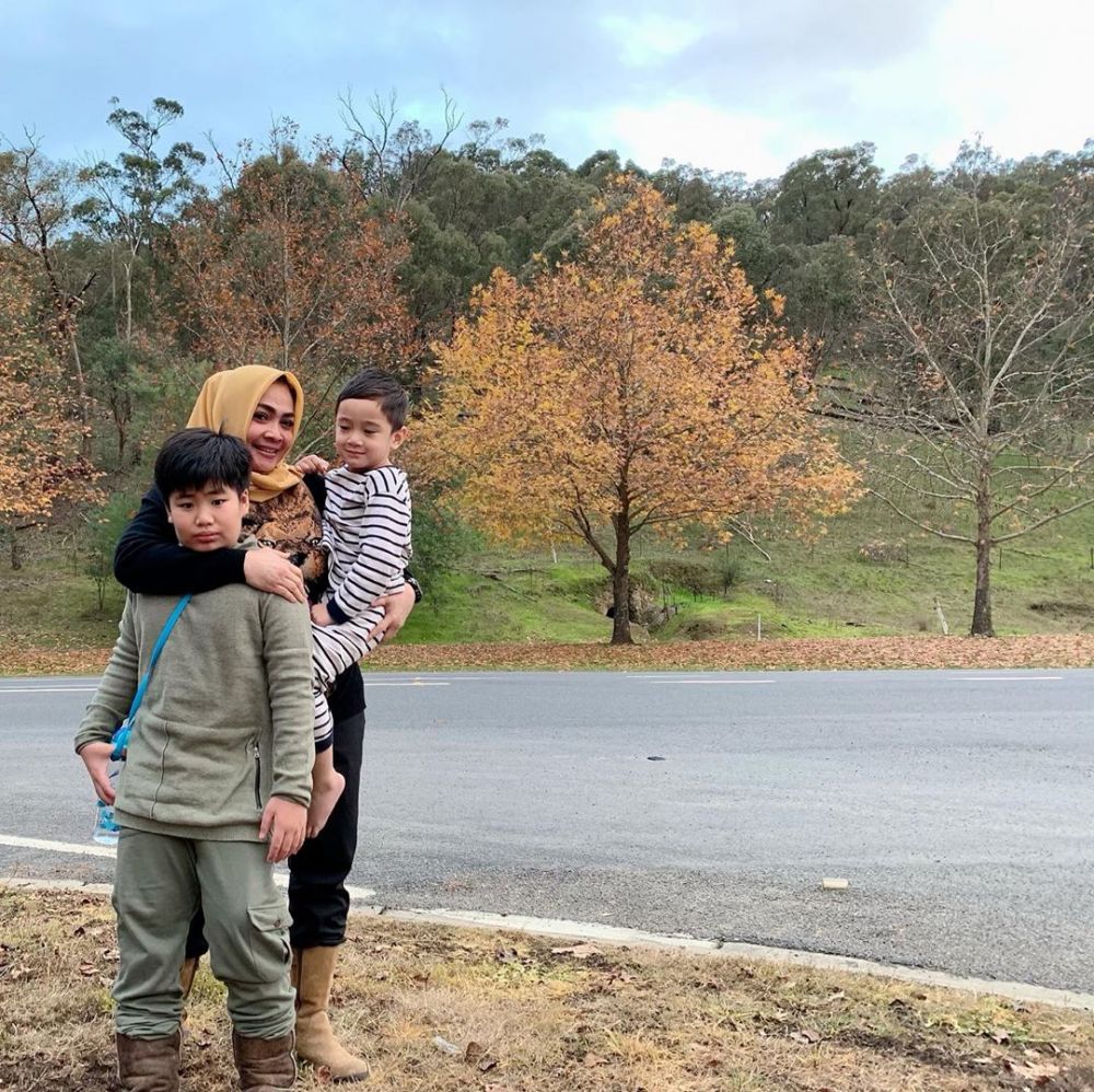 10 Momen kedekatan Rieta Amilia dan putra angkatnya, kompak abis