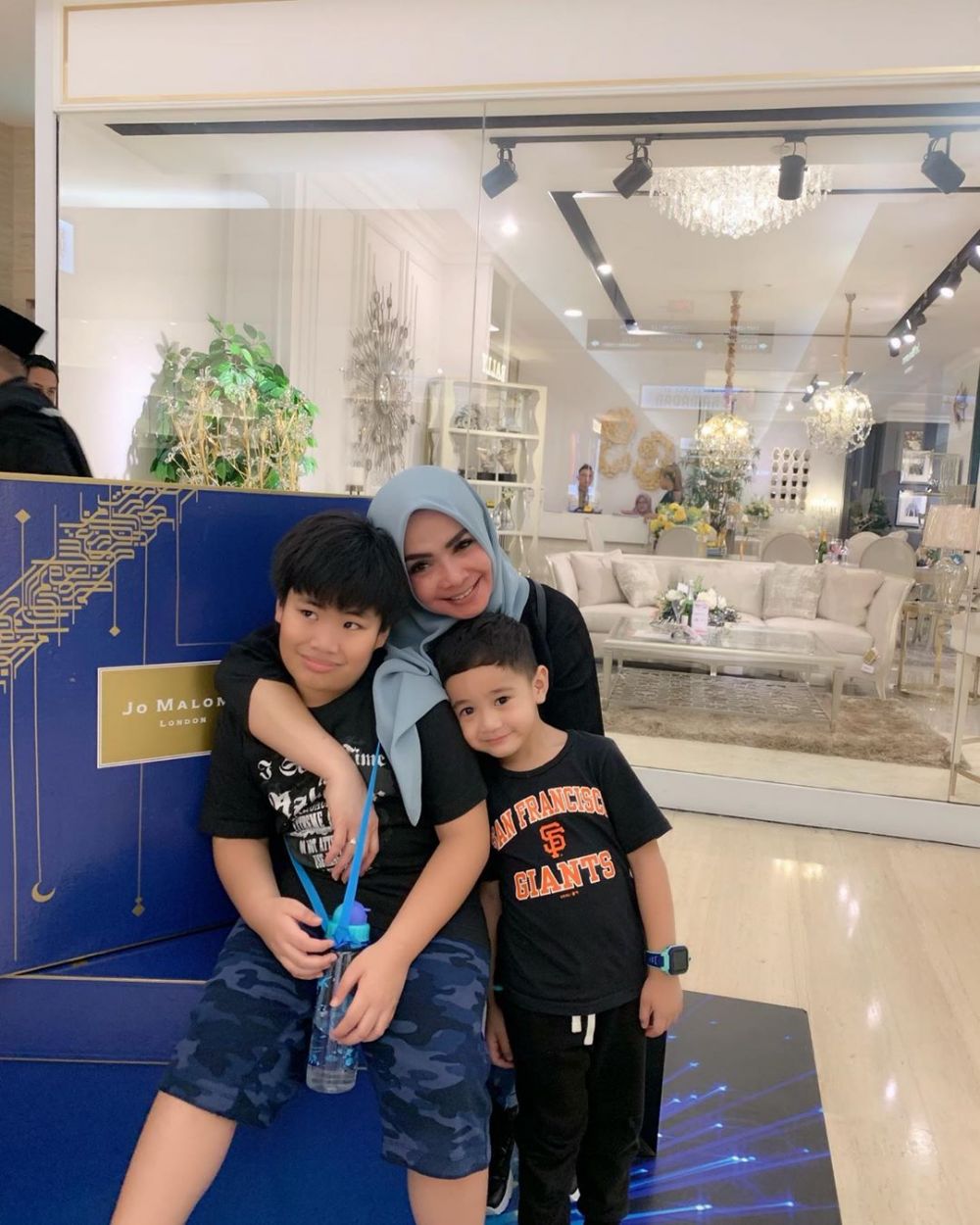 10 Momen kedekatan Rieta Amilia dan putra angkatnya, kompak abis