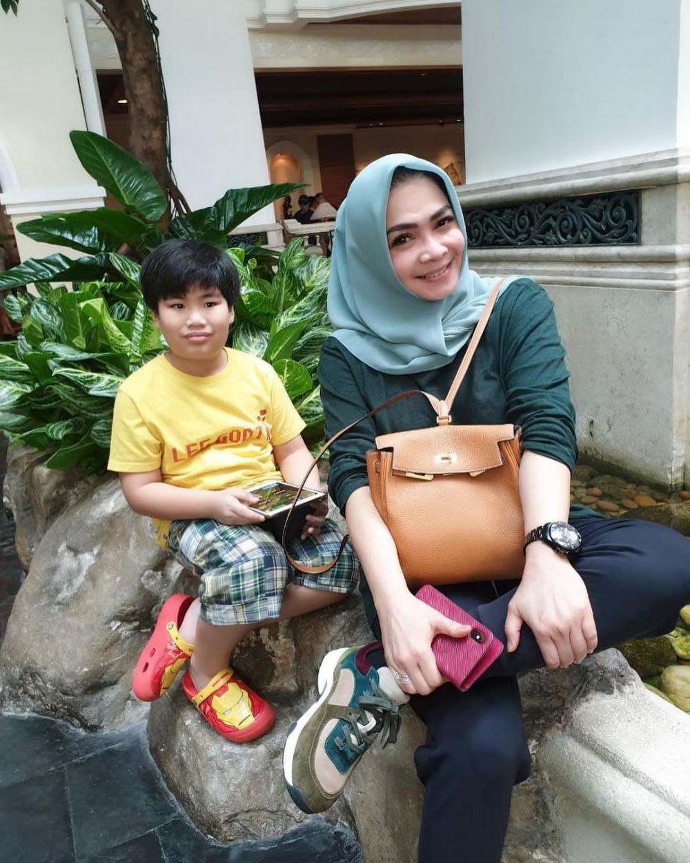 10 Momen kedekatan Rieta Amilia dan putra angkatnya, kompak abis