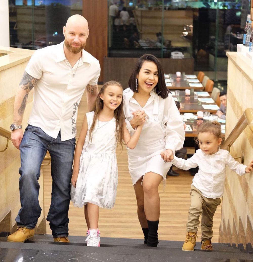 Menikah dengan bule Australia, 5 seleb ini langgeng hingga kini