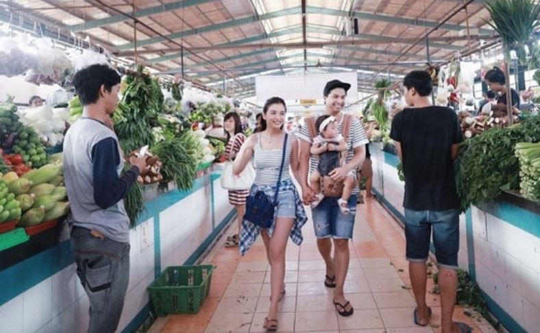 Gaya glamor 9 seleb belanja di pasar, cetar pakai barang branded