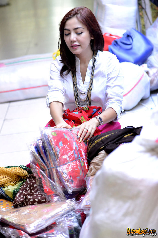 Gaya glamor 9 seleb belanja di pasar, cetar pakai barang branded