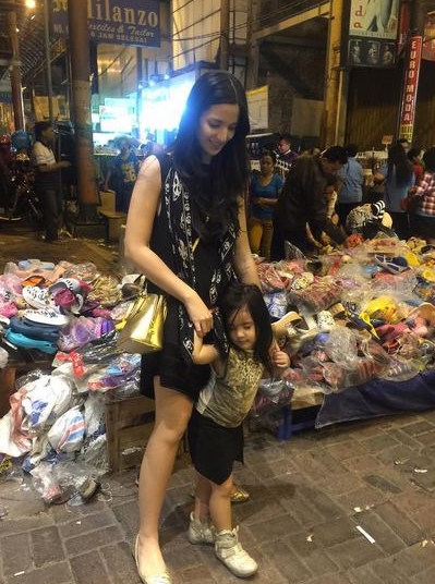 Gaya glamor 9 seleb belanja di pasar, cetar pakai barang branded