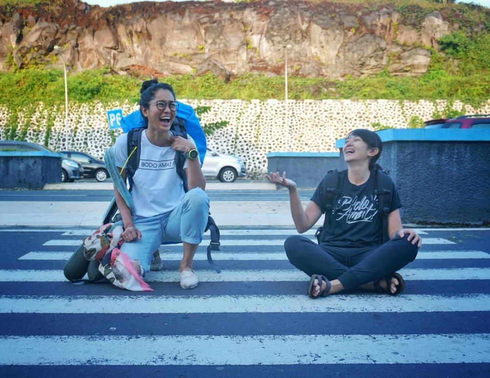 Gaya 6 seleb cantik saat backpackeran, pesonanya tak luntur