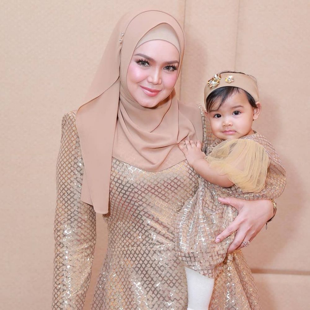 Kisah penantian 5 seleb hamil setelah 10 tahun, bikin haru