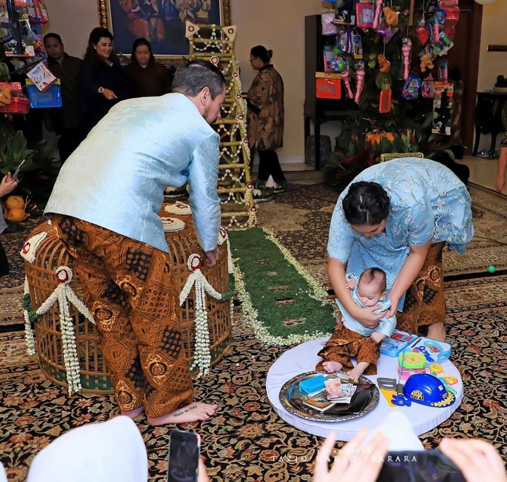 Momen seru tedak siten putra kedua Putri Ariyanti, cicit Soeharto