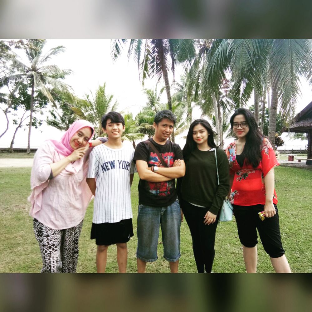 8 Momen kedekatan putri sulung Mulan Jameela dan ayah kandungnya