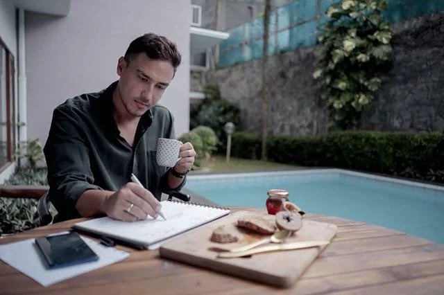 8 Potret penampakan rumah Raisa dan Hamish, dominasi warna putih