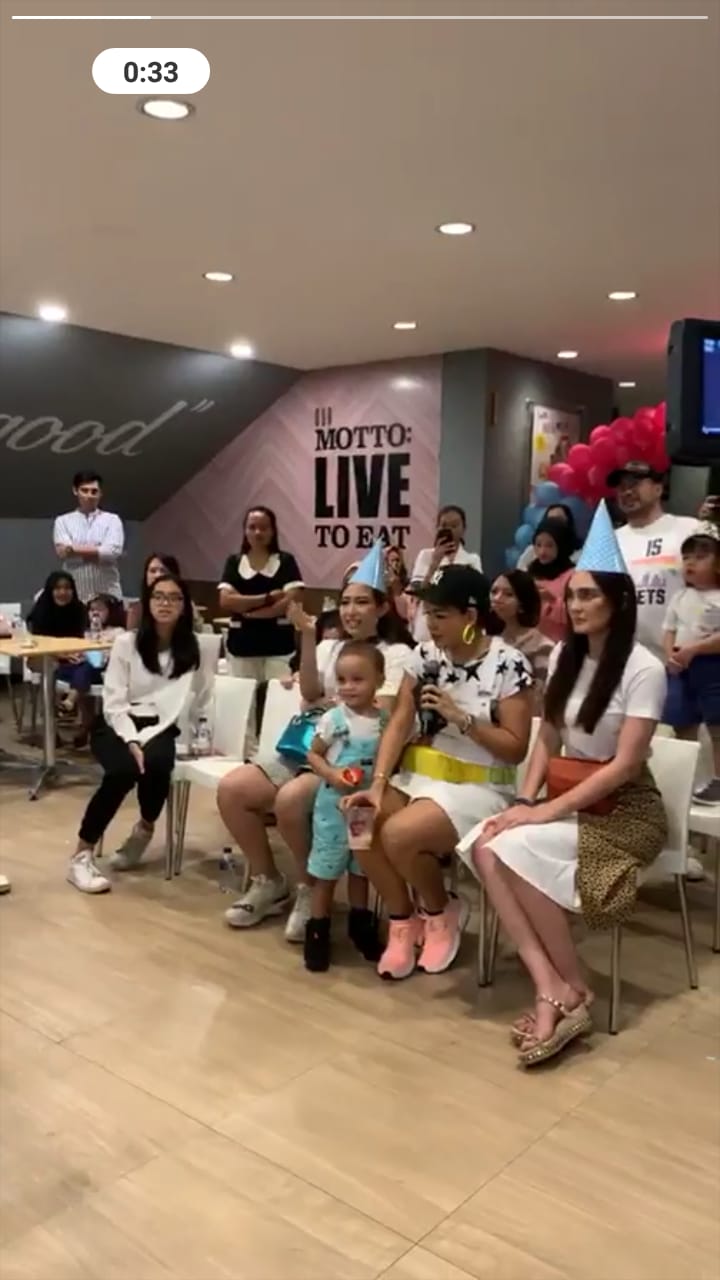 8 Momen seru baby shower Ayu Dewi, meriah dipenuhi balon