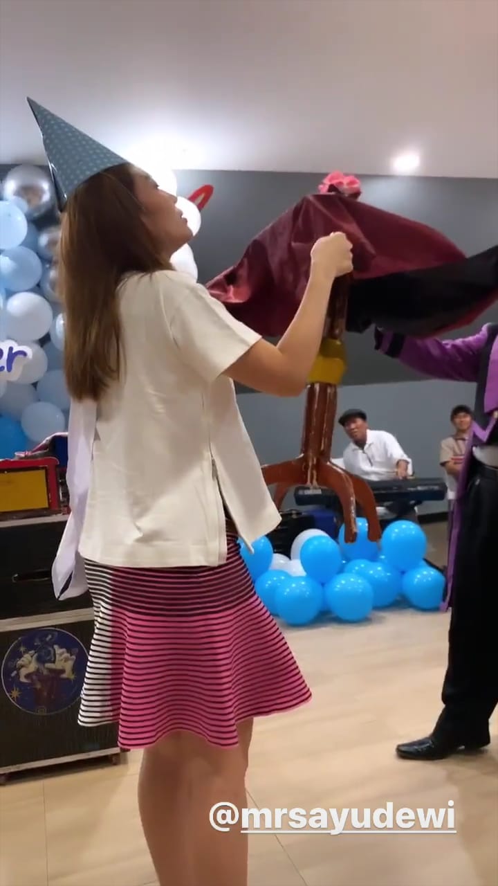 8 Momen seru baby shower Ayu Dewi, meriah dipenuhi balon