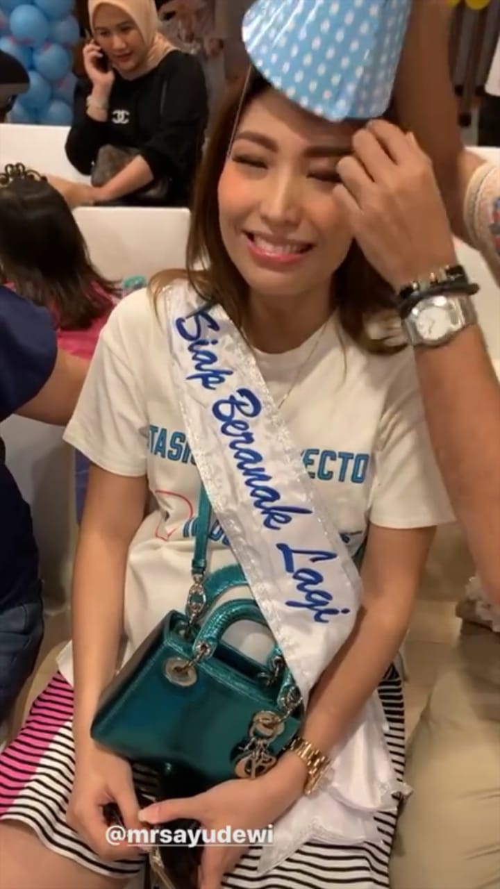 8 Momen seru baby shower Ayu Dewi, meriah dipenuhi balon