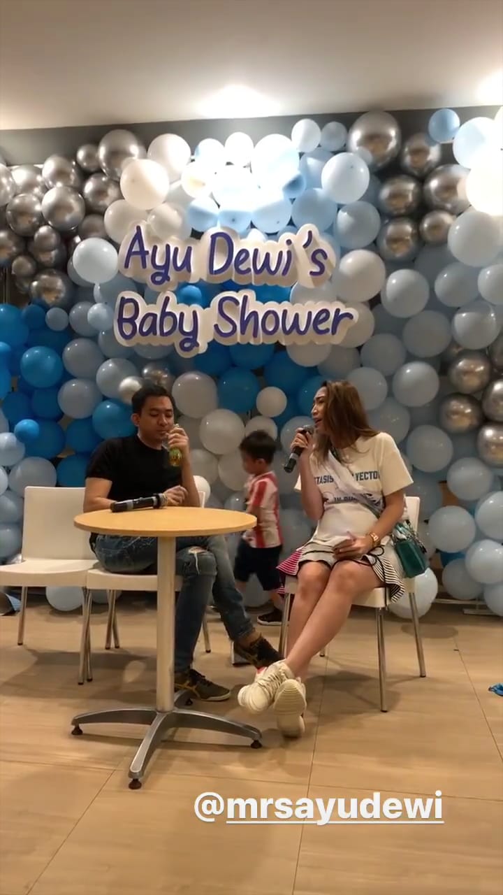 8 Momen seru baby shower Ayu Dewi, meriah dipenuhi balon