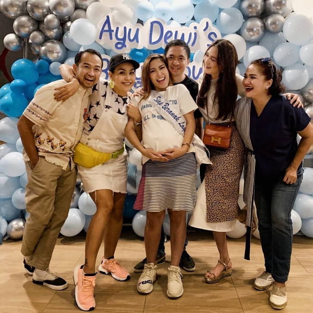 8 Momen seru baby shower Ayu Dewi, meriah dipenuhi balon