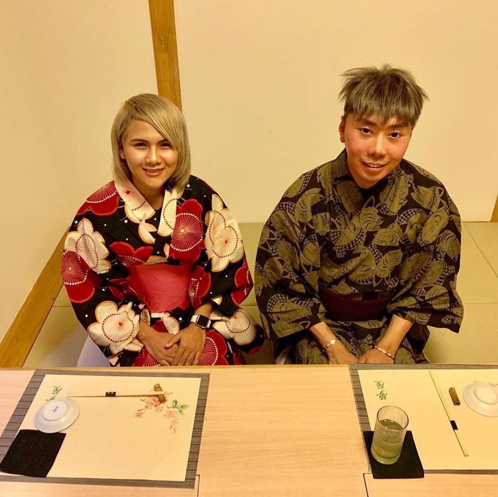 Pose mesra pangku-pangkuan, Roy Kiyoshi & Evelin tuai kritik