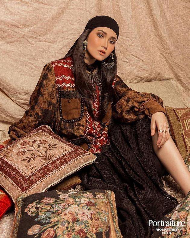 Gaya 8 seleb pakai busana tema Bohemian, Ayu Ting Ting manglingi