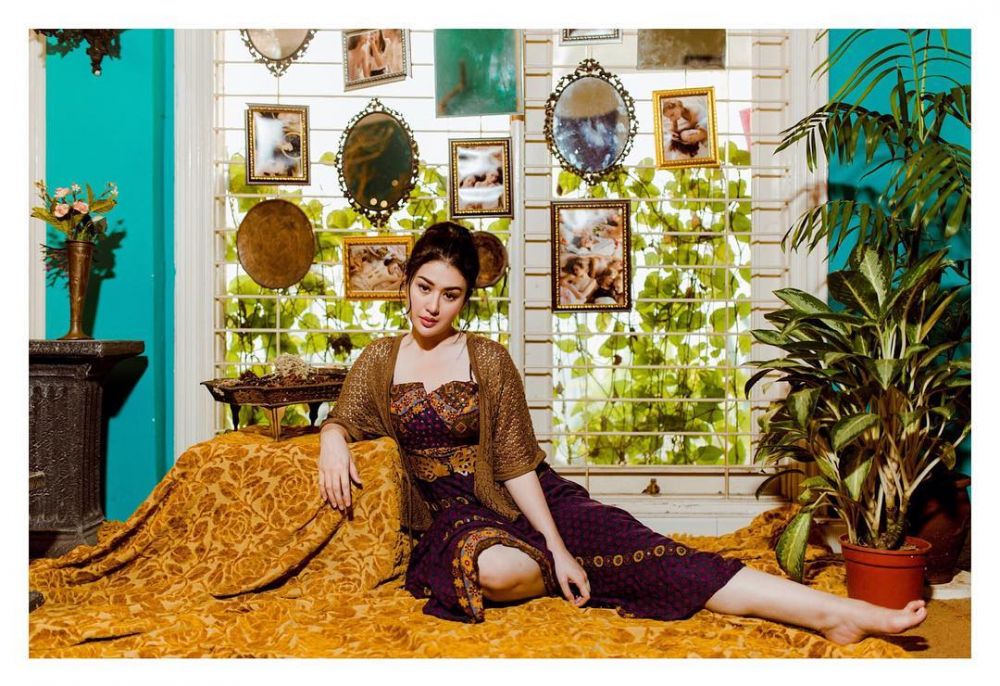 Gaya 8 seleb pakai busana tema Bohemian, Ayu Ting Ting manglingi