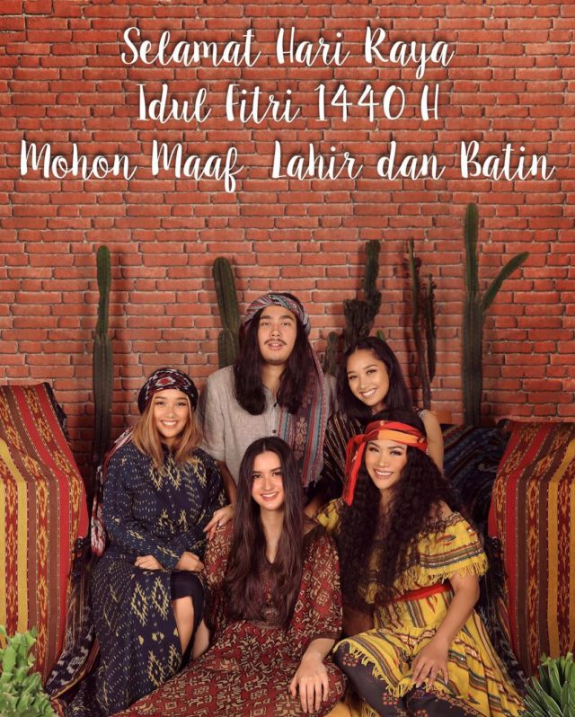 Gaya 8 seleb pakai busana tema Bohemian, Ayu Ting Ting manglingi