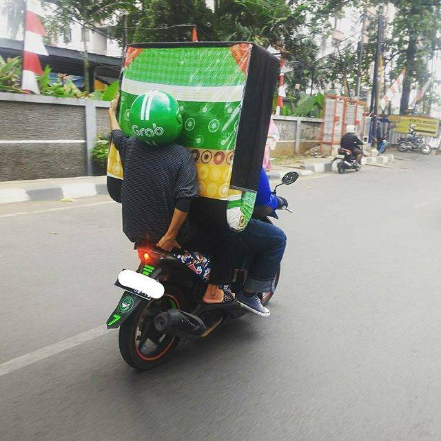 11 Potret driver ojek online bawa perabot rumah tangga, duh!