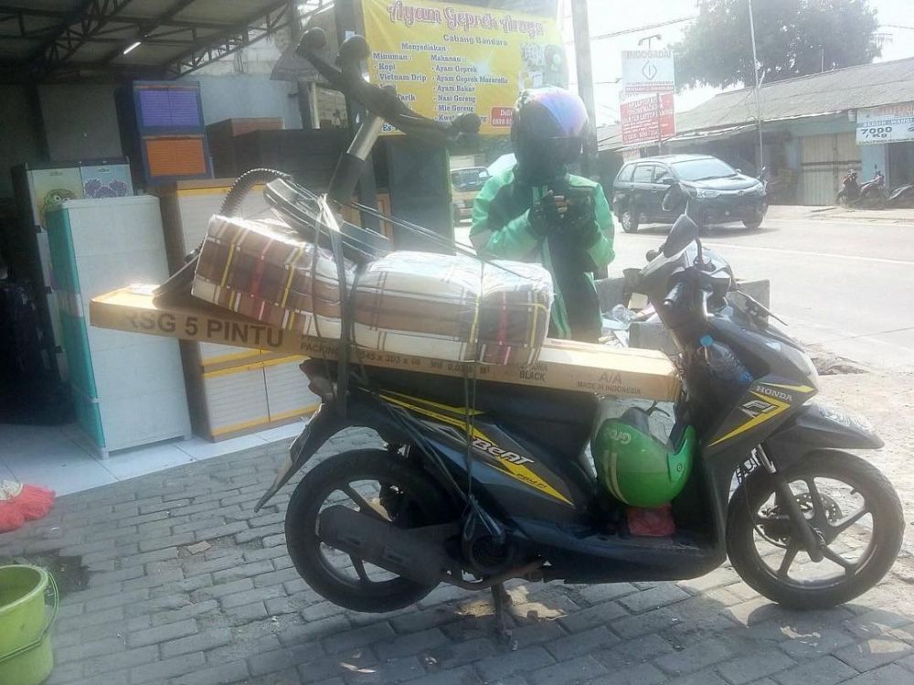 11 Potret driver ojek online bawa perabot rumah tangga, duh!