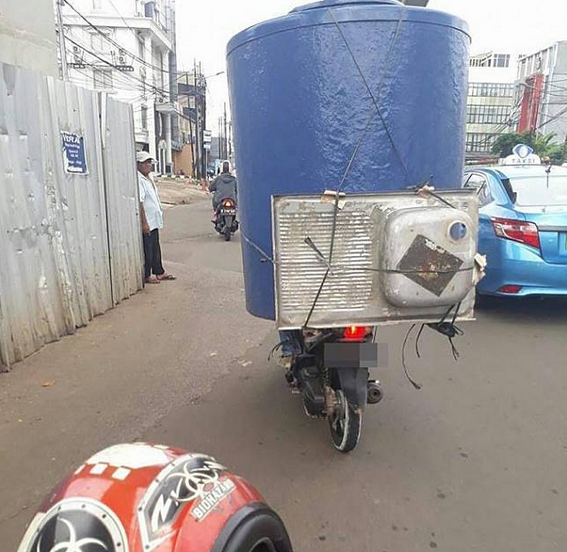 11 Potret driver ojek online bawa perabot rumah tangga, duh!