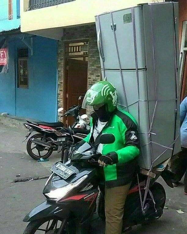11 Potret driver ojek online bawa perabot rumah tangga, duh!