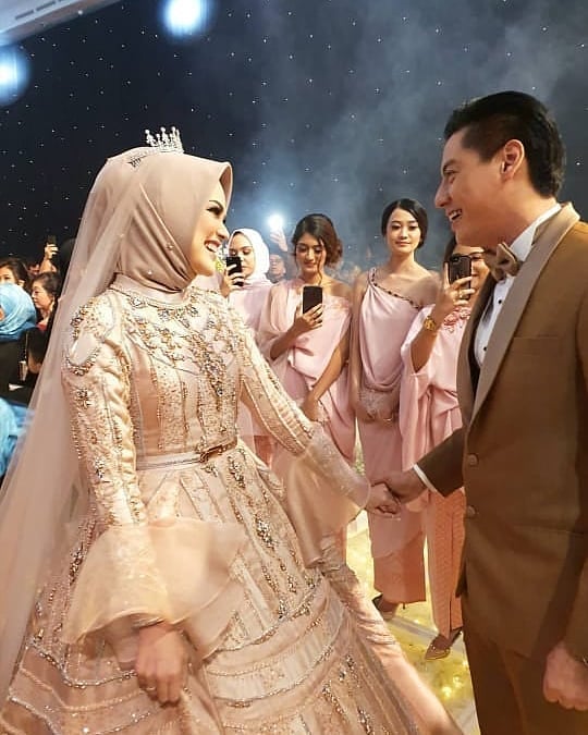 12 Momen pesta resepsi Cut Meyriska & Roger Danuarta, ada Star Wars