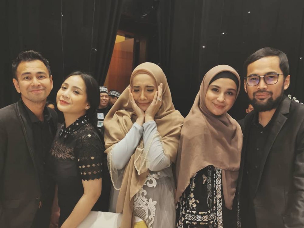 Gaya 10 seleb hadiri resepsi pernikahan Cut Meyriska & Roger Danuarta