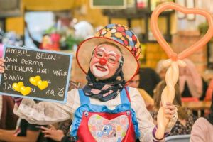 Perempuan ini kerja part time jadi badut, alasannya bikin salut