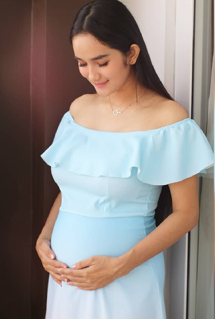 Hamil 7 bulan, ini 10 potret Faby Marcelia pamer baby bump