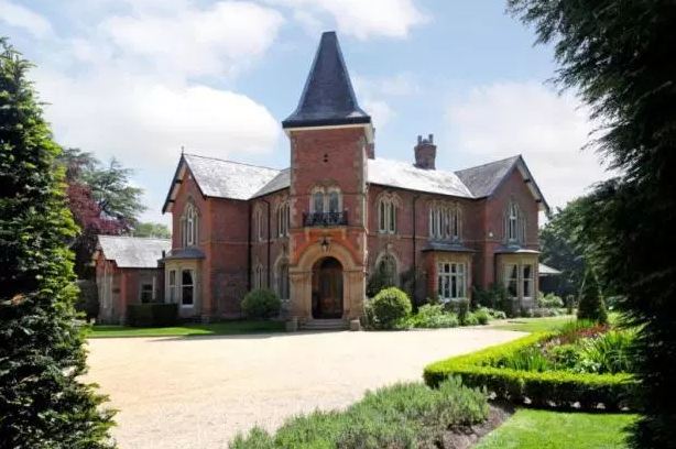 5 Pesepak bola ini jual rumah mewahnya, ada yang harganya Rp 250 M