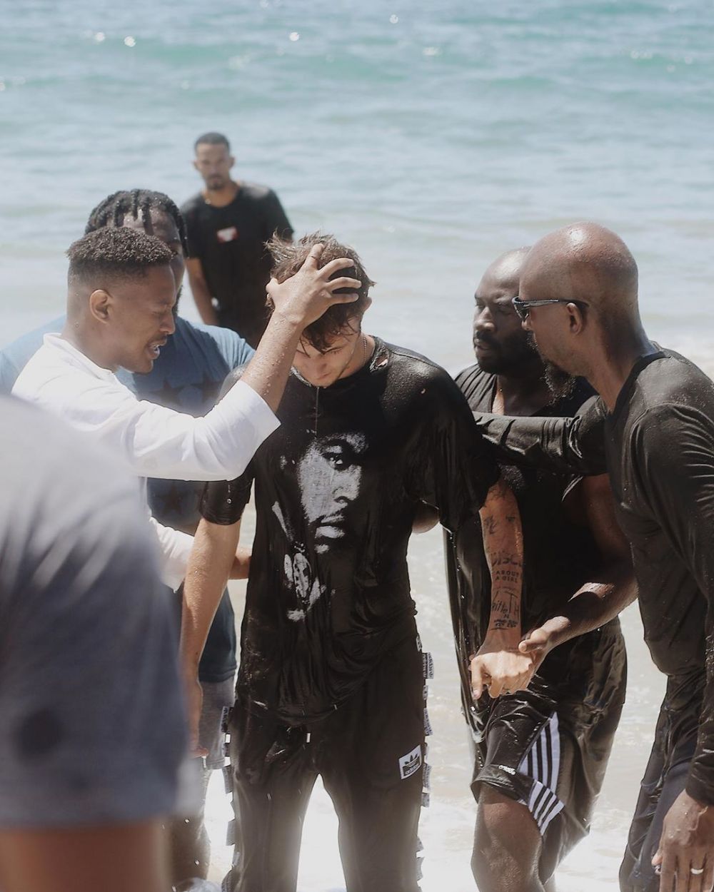 Momen Anwar Hadid dibaptis di Pantai Malibu California