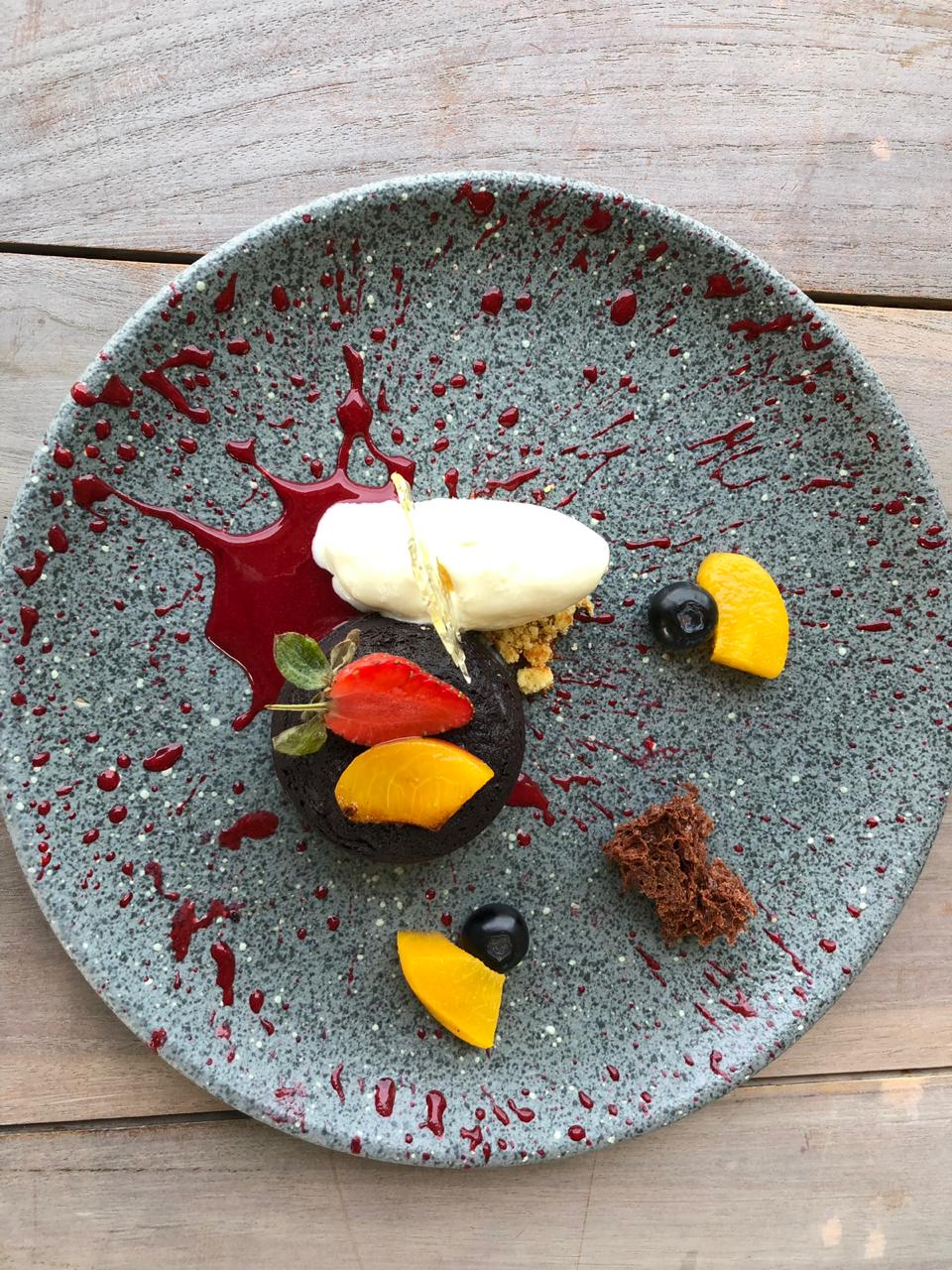 Menikmati choco lava cake, kudapan cokelat lumer di mulut