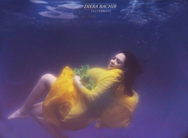 5 Seleb ini jalani pemotretan maternity di dalam air