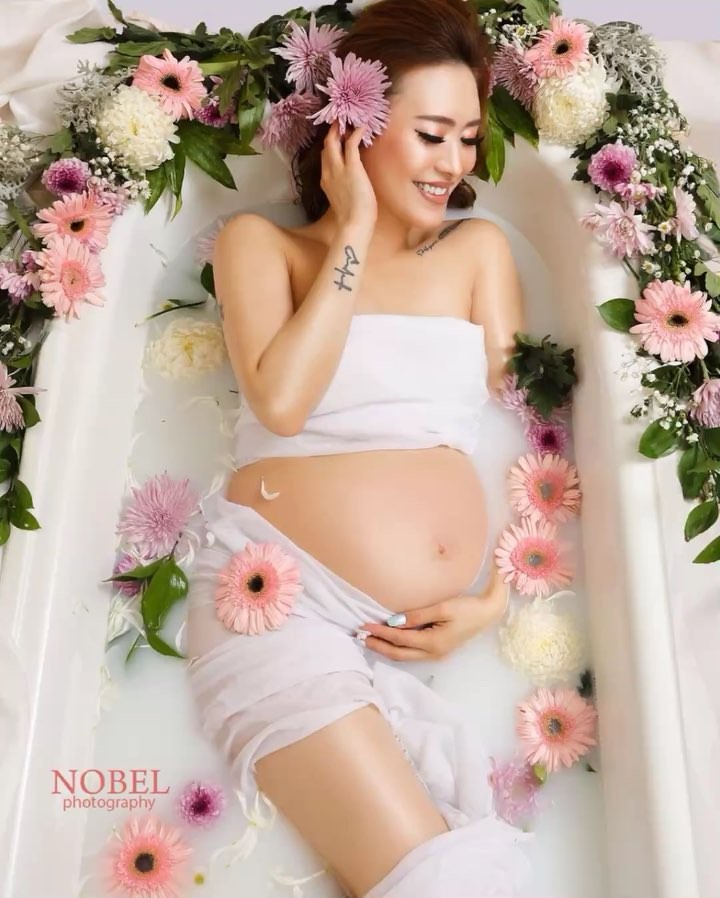 5 Seleb ini jalani pemotretan maternity di dalam air