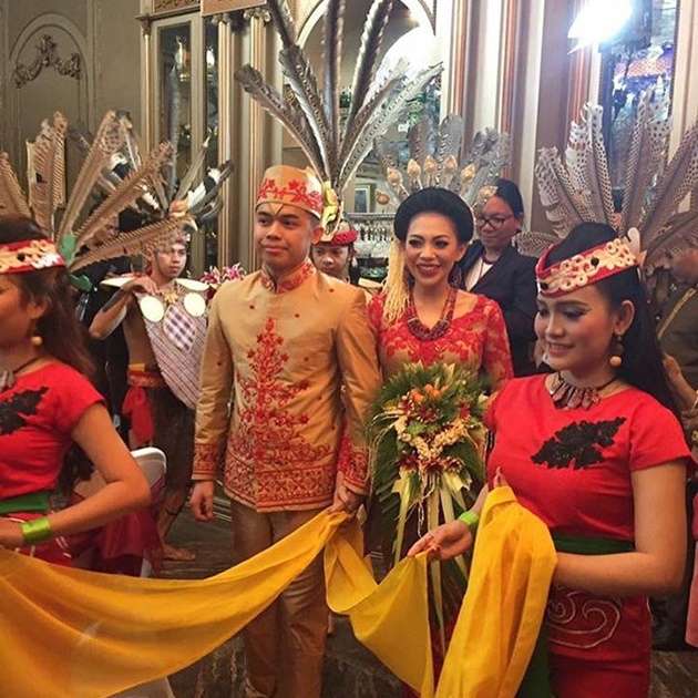 Pesona 5 seleb kenakan busana adat Kalimantan Timur