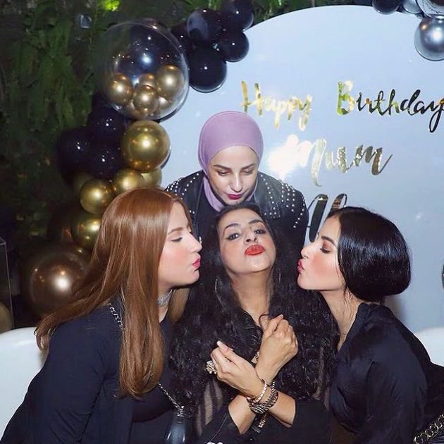 7 Momen ultah ibu Tasya Farasya, bernuansa warna emas dan hitam