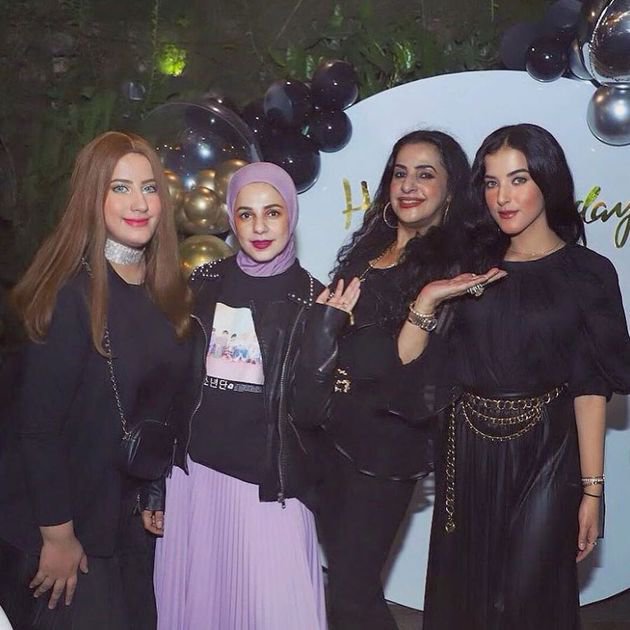 7 Momen ultah ibu Tasya Farasya, bernuansa warna emas dan hitam