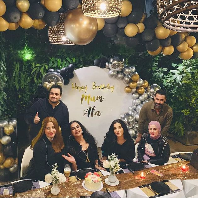 7 Momen ultah ibu Tasya Farasya, bernuansa warna emas dan hitam