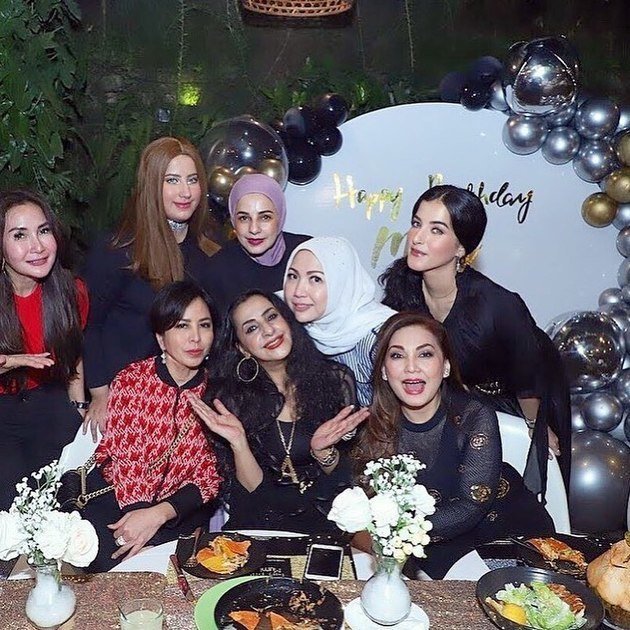 7 Momen ultah ibu Tasya Farasya, bernuansa warna emas dan hitam